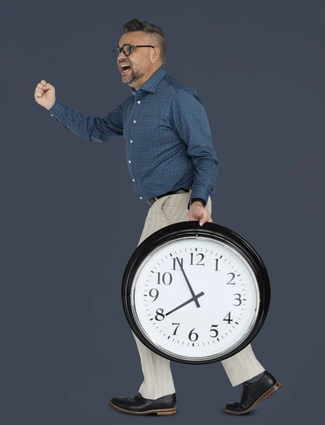 Hombre de negocios sosteniendo reloj —  Fotos de Stock