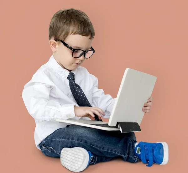 Αγόρι με χρήση υπολογιστή — Φωτογραφία Αρχείου