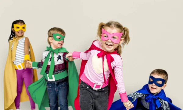 スーパー ヒーローの衣装の子どもたち — ストック写真