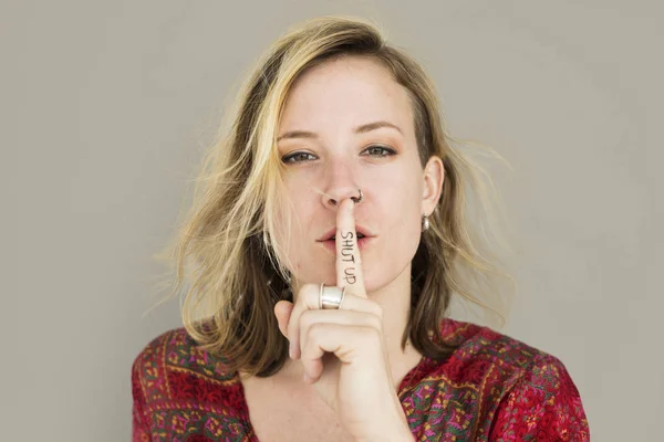 Женщина, показывающая знак "Заткнись" — стоковое фото