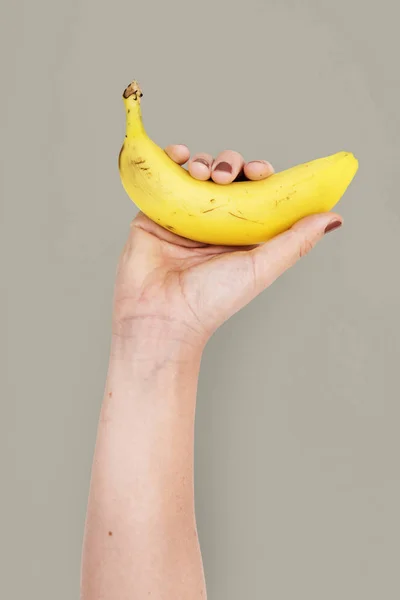 Persoon bedrijf banaan — Stockfoto