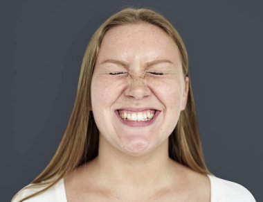 studio poz gülümseyen kadın