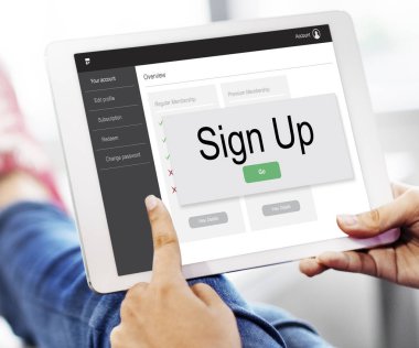 Dijital tablet kullanan kişi