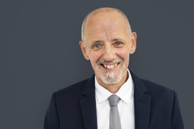 gülümseyen kıdemli iş adamı