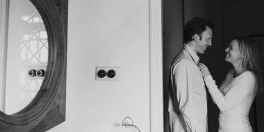 Çift ayakta ve flört