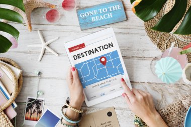 dijital tablet kullanan kadın.