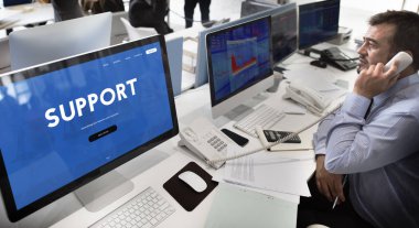 Bilgisayarda çalışan iş adamı