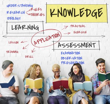 Öğrenciler kitap okuyor