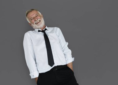 gülümseyen kıdemli işadamı