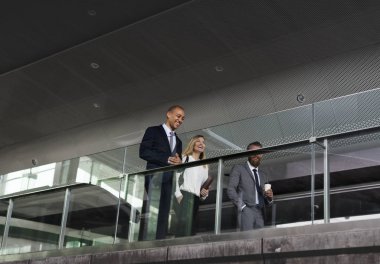Yürüyüş ve tartışırken iş adamları