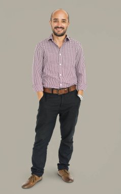  stüdyoda gülümseyen adam