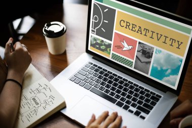 Dizüstü bilgisayar kullanan kişi 