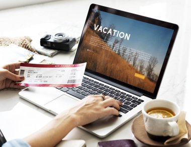 dizüstü bilgisayar kullanarak ve seyahat planlama kişi
