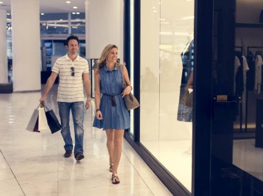 hareketli merdiven üzerinde romantik duran