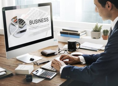 bilgisayarla çalışma iş adamı