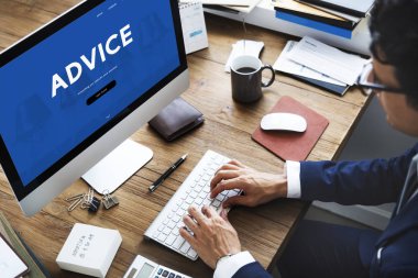 bilgisayarla çalışma iş adamı