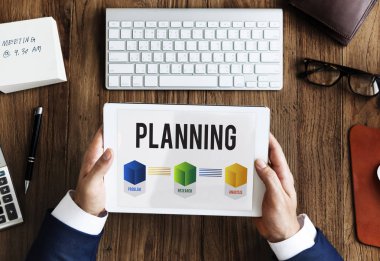 iş kişi dijital tablet kullanma