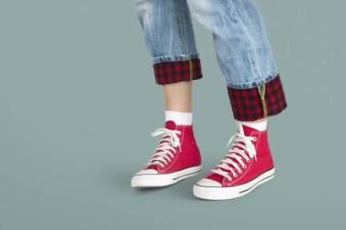 insan ayakları kırmızı spor ayakkabılar 