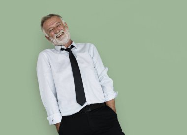 gülümseyen kıdemli işadamı