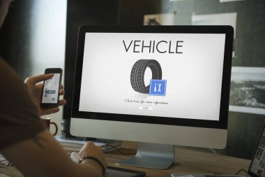 bilgisayarda çalışan adam