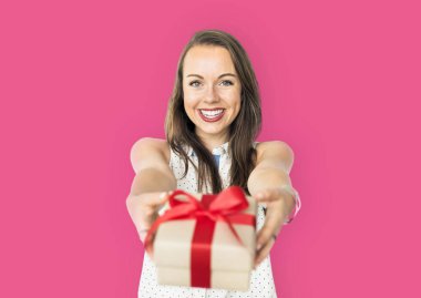 genç bir kadın tutarak hediye 