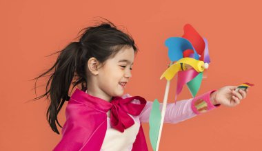 Kız kostümlü süper kahraman