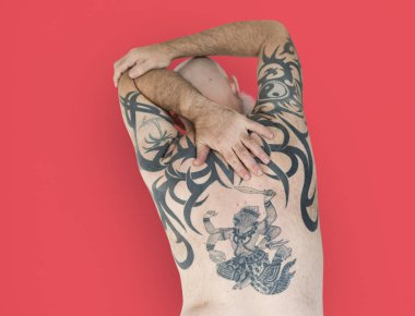 Sırt dövmesi olan adam