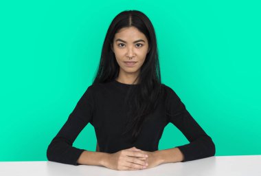 Asyalı kadın tablosu tarafından oturur