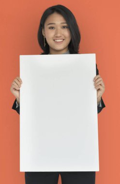 Kadın holding boş kağıt afiş