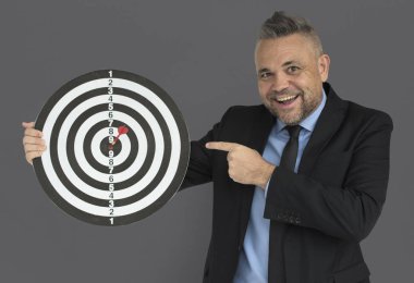 Dart tahtası üzerinde adam işaret parmağı