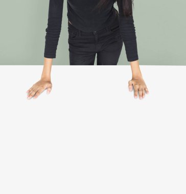 Kadının ellerini masada