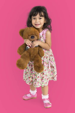 Oyuncak ayıyı tutan küçük kız