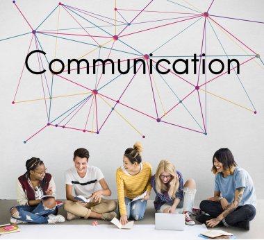 Öğrenciler birlikte okuyorlar. 