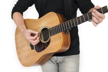 Adam akustik gitar çalıyor.