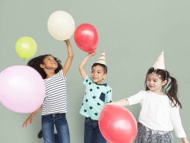  Çocuklar balonlarla oynuyor