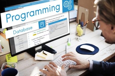 Ofiste çalışan bir iş adamı.