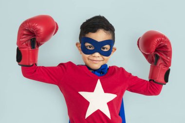 Süper kahraman kostümlü çocuk.