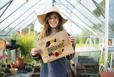 şapkalı poster tutan genç kadın