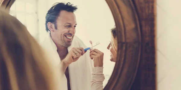 Пара чистить зуби разом — стокове фото
