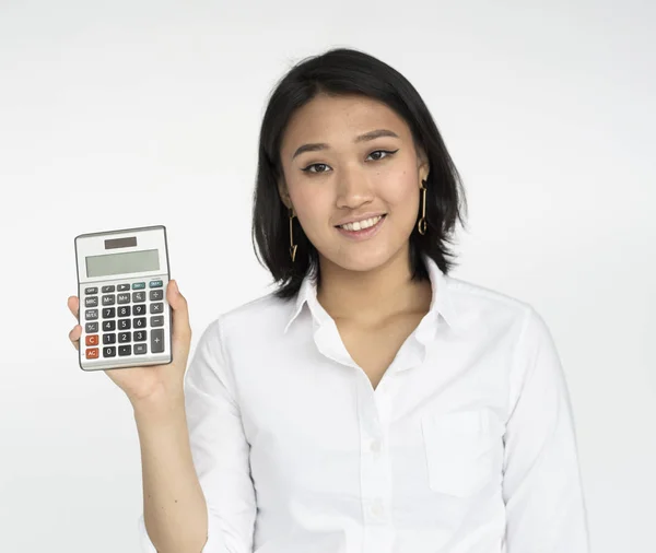 Азиатская женщина держит калькулятор — стоковое фото