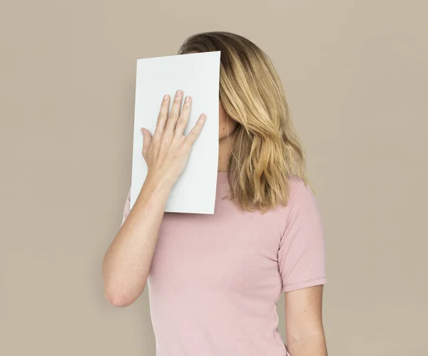 Mujer sosteniendo banner de papel blanco —  Fotos de Stock