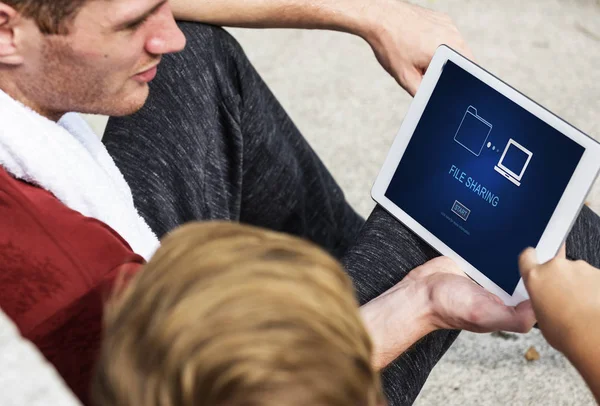 Homme et garçon utilisant une tablette numérique . — Photo