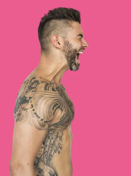 Hombre gritando con tatuajes — Foto de Stock