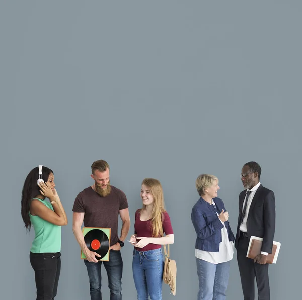 Personas de pie cerca de la pared —  Fotos de Stock