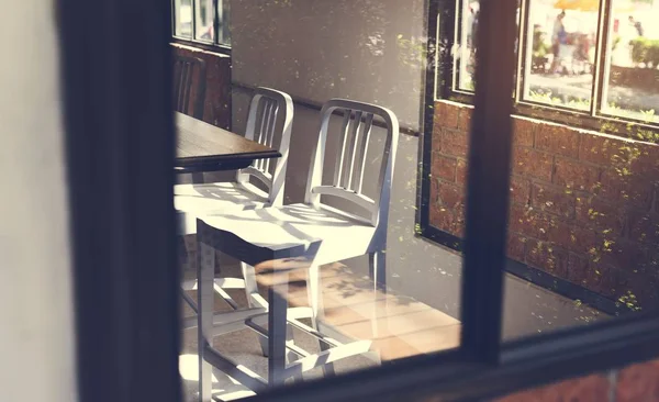 Asientos de metal vacíos en una cafetería — Foto de Stock