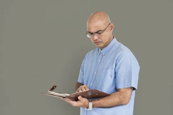 Uomo utilizzando il computer portatile — Foto Stock