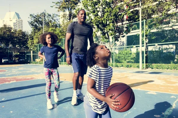 Familia jugando baloncesto — Foto de Stock