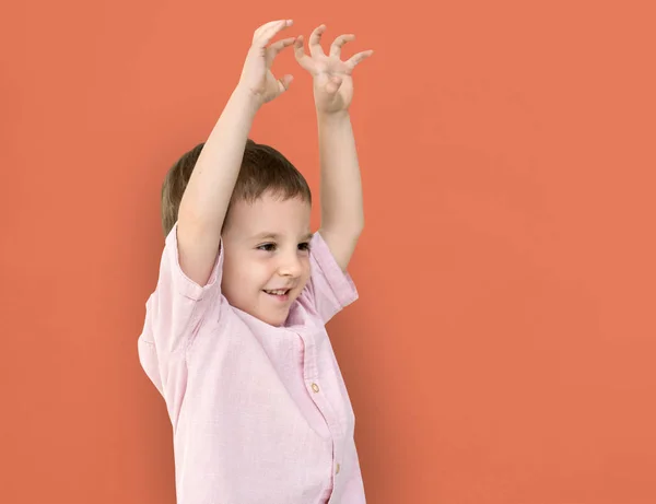 Pequeño chico caucásico —  Fotos de Stock