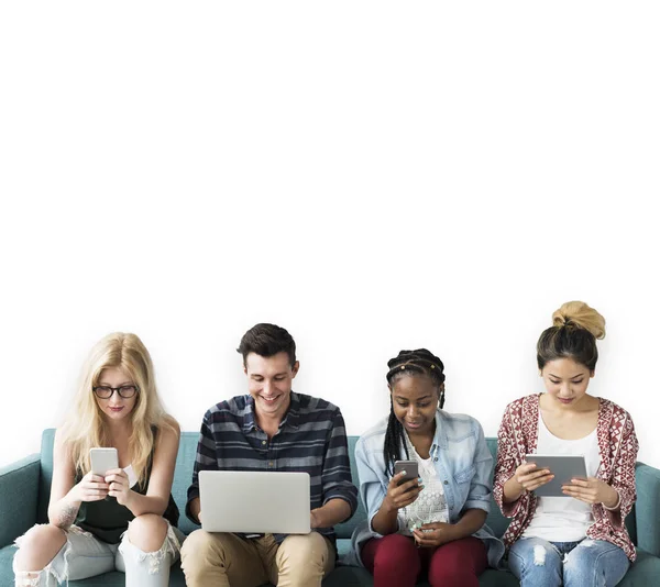 Jonge mensen met behulp van digitale apparaten — Stockfoto