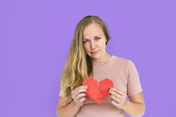 Mujer sosteniendo el corazón — Foto de Stock